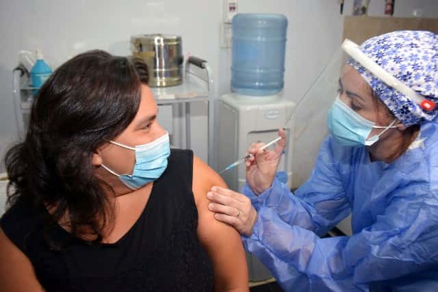 Ante el aumento de casos, aconsejan reforzar la vacunación contra el coronavirus