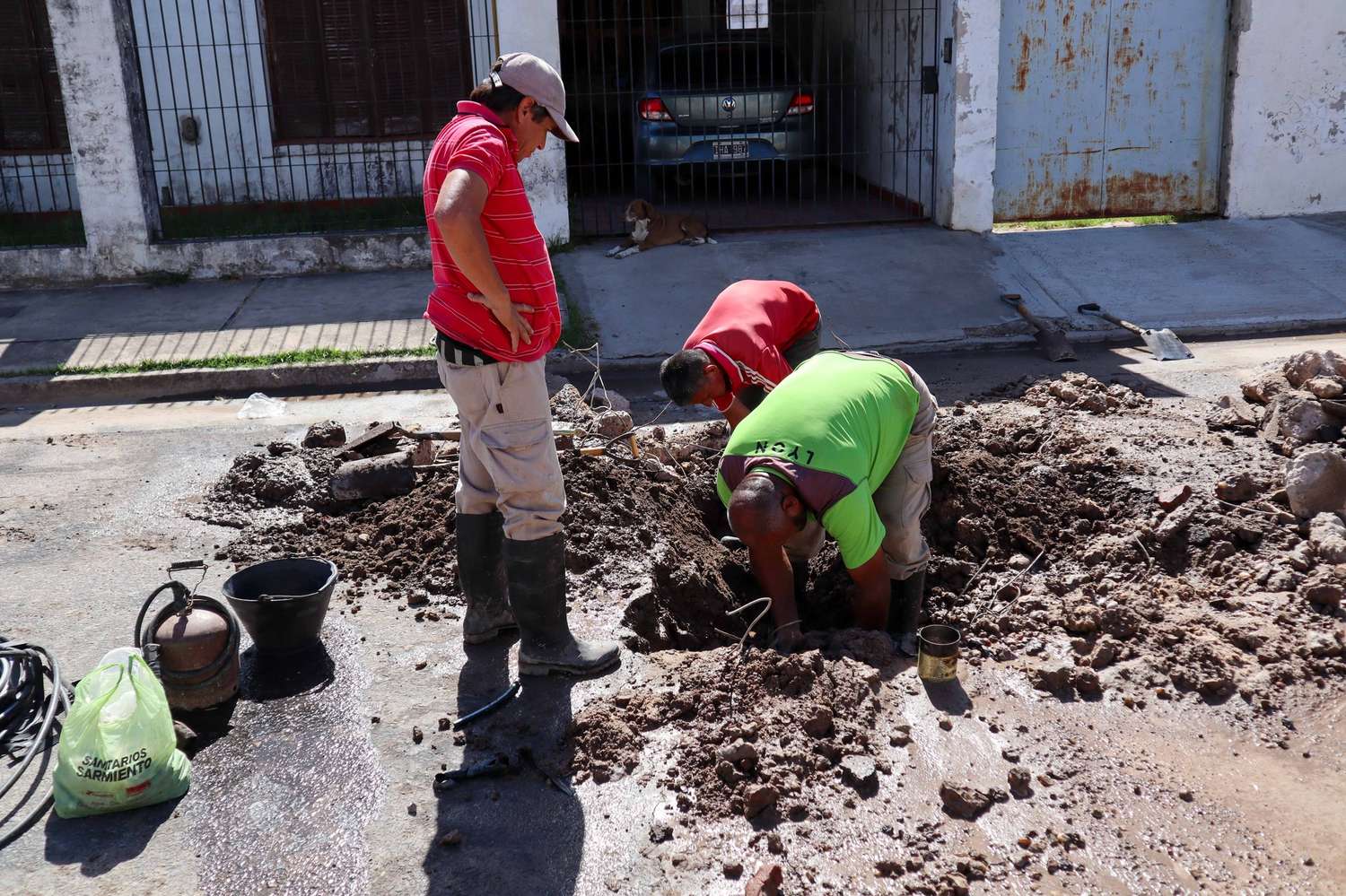 Repararon un caño de agua en calle América