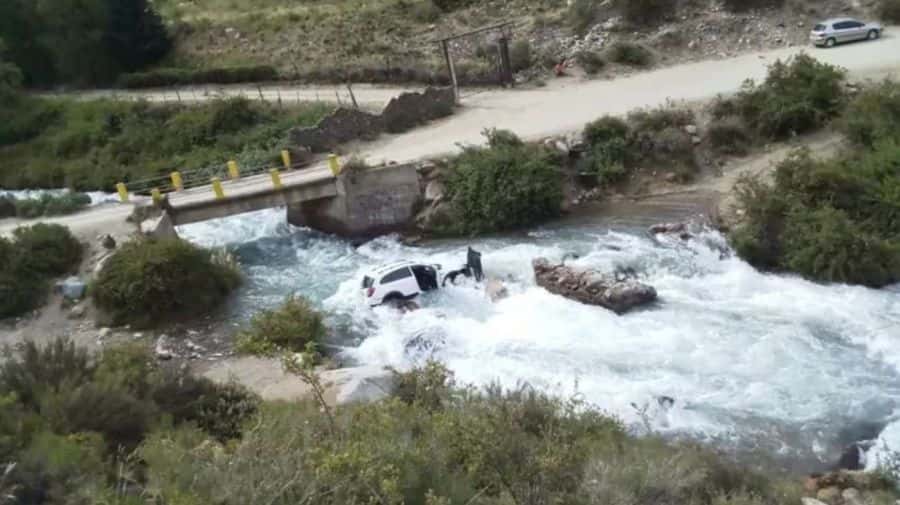 Mendoza: una camioneta cayó desde 7 metros a un arroyo y murió ahogada la pareja del conductor