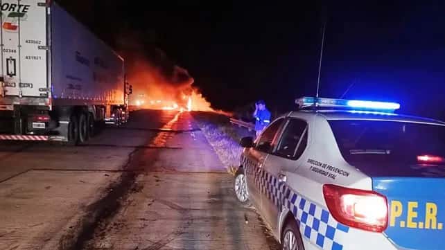 Un camión cargado con alimento balanceado se prendió fuego en la ruta 14