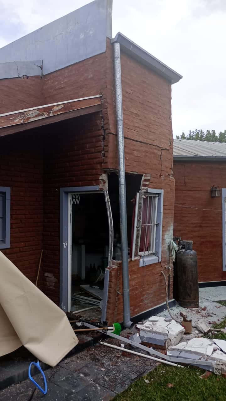Una explosión de un termotanque produjo daños en una vivienda
