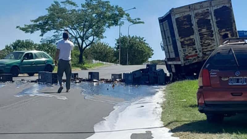 Camión que transportaba cervezas volcó varios cajones en Paraná