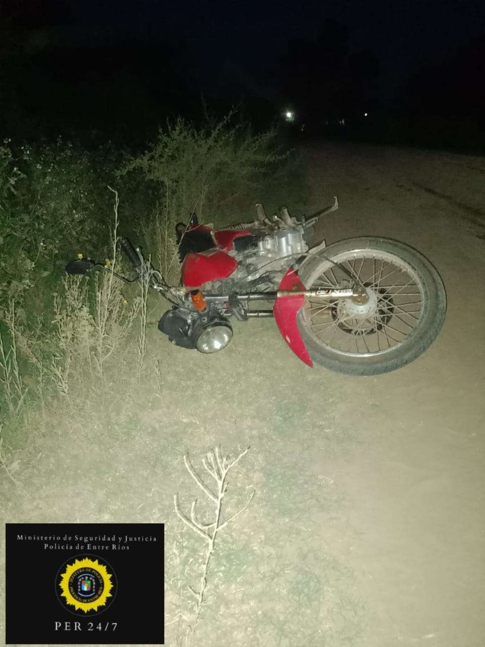 Una joven cayó de su moto al ser pateada por un equino