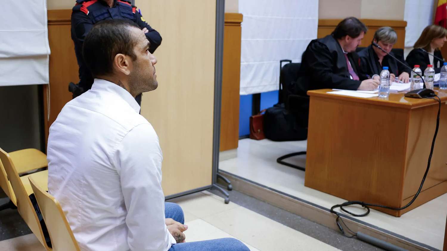 Condenan al futbolista Dani Alves a 4 años y 6 meses de cárcel por violación