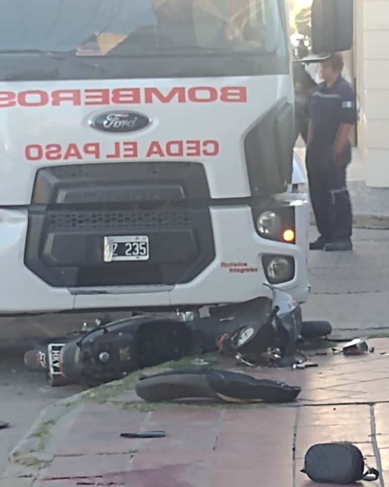 Autobomba chocó una moto y dos personas fueron derivadas al hospital