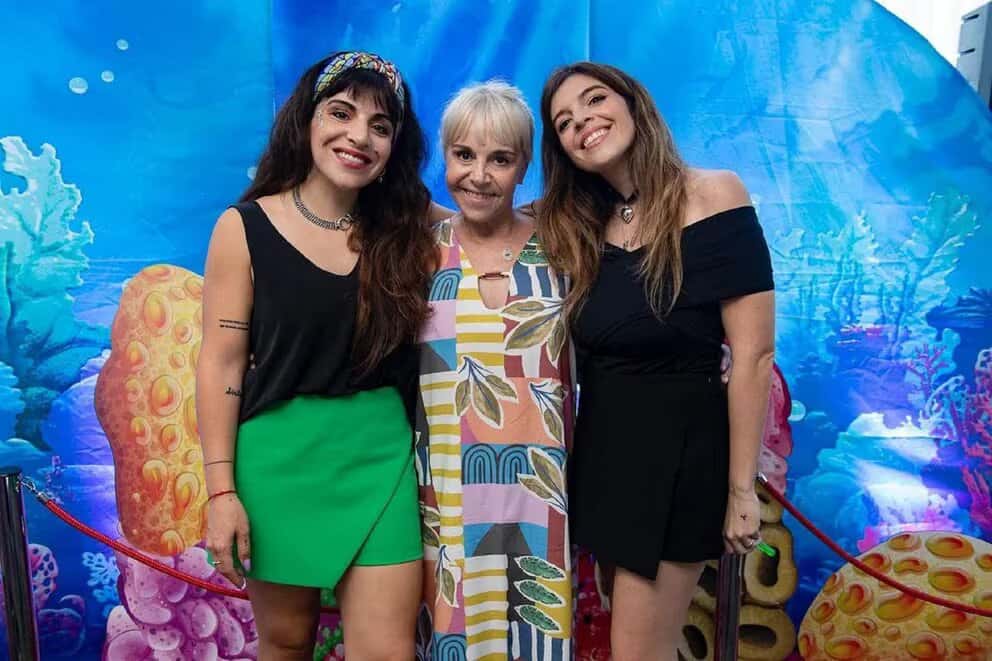 Claudia Villafañe junto a sus hijas Dalma y Gianinna