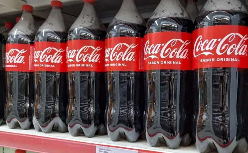 Por la caída del consumo, Coca Cola sale a rematar las gaseosas en la góndola