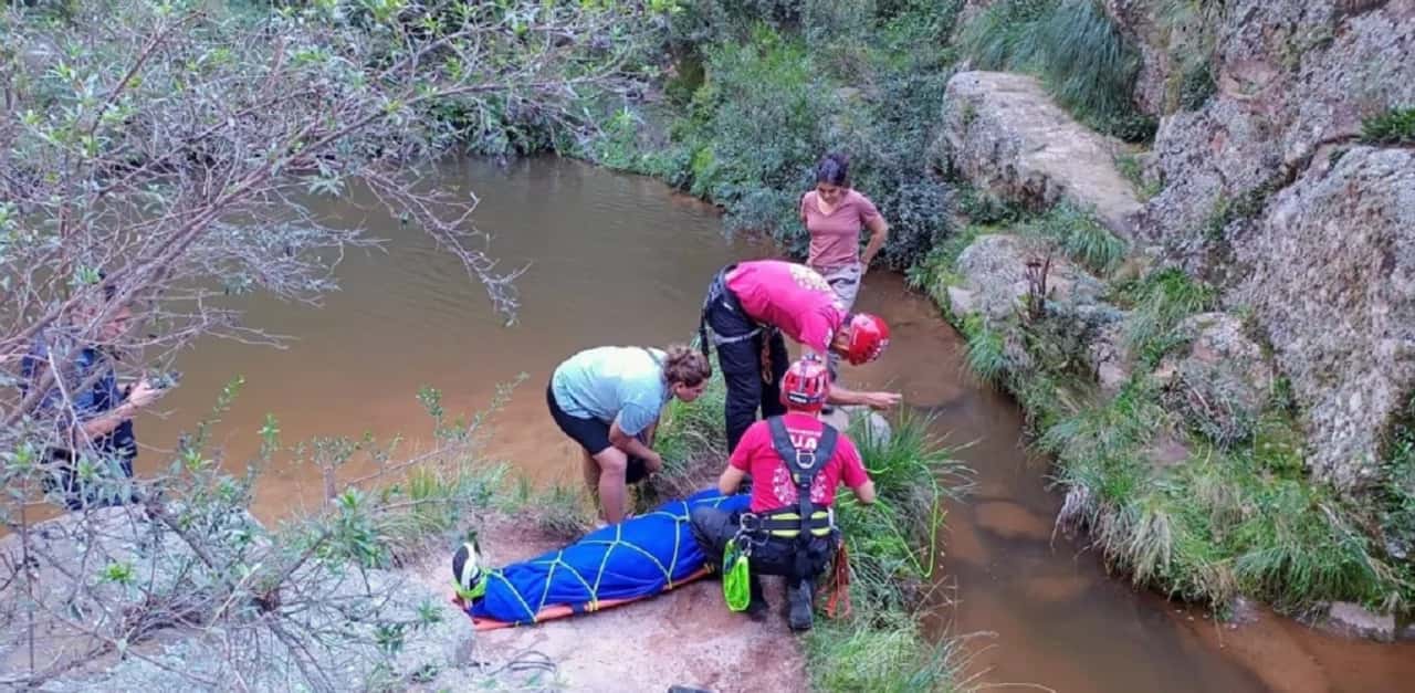 Una joven está grave tras caerse al vacío 30 metros desde un puente colgante en Córdoba