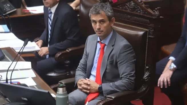 Martín Menen justificó el aumento del 30% a diputados y senadores