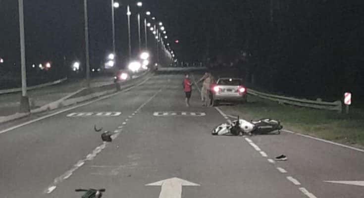 Fatal accidente: motociclista cayó al asfalto y fue chocado