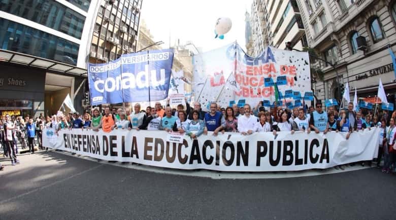 “Tratan de destruir las universidades”: docentes universitarios de Argentina convocan paro nacional por recortes presupuestarios