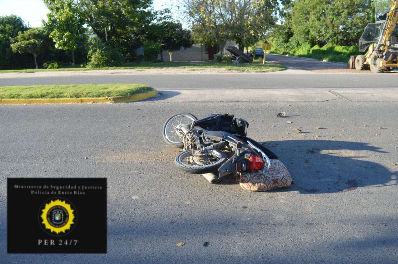 Una motocicleta impactó contra una retroexcavadora