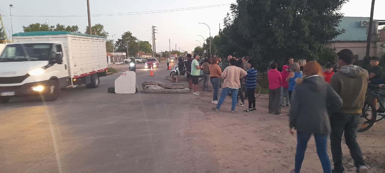 Vecinos damnificados por inundaciones cortaron avenida Perón
