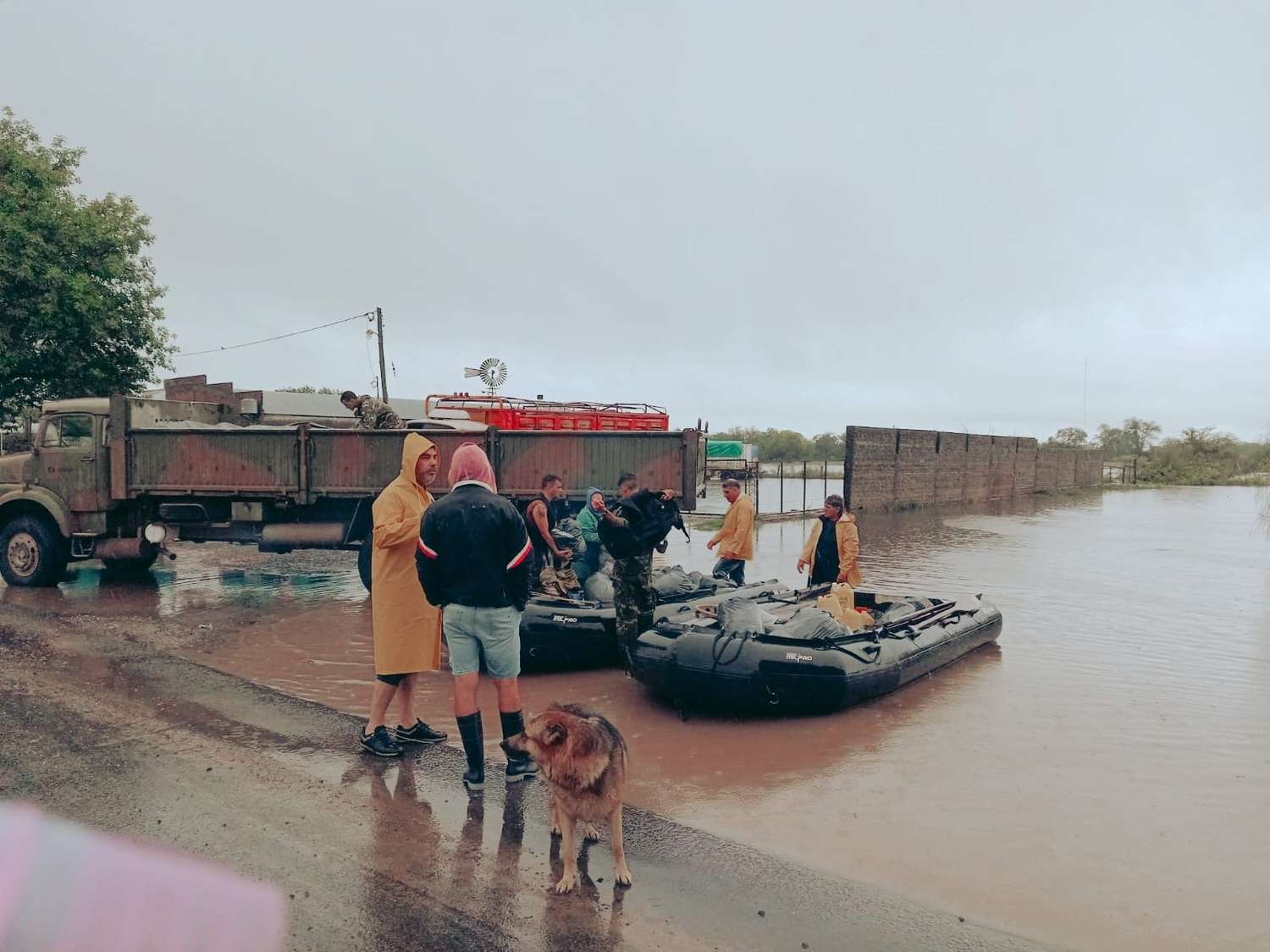Vecinos damnificados por inundaciones cortaron avenida Perón