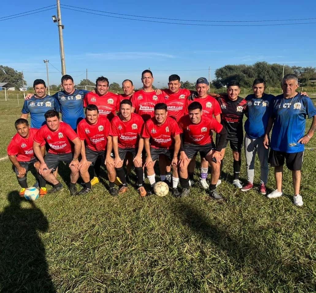 Equipo de fútbol de la Asociación Bomberos Voluntarios de Gualeguay que participó en un torneo de Fútbol en la provincia de Córdoba