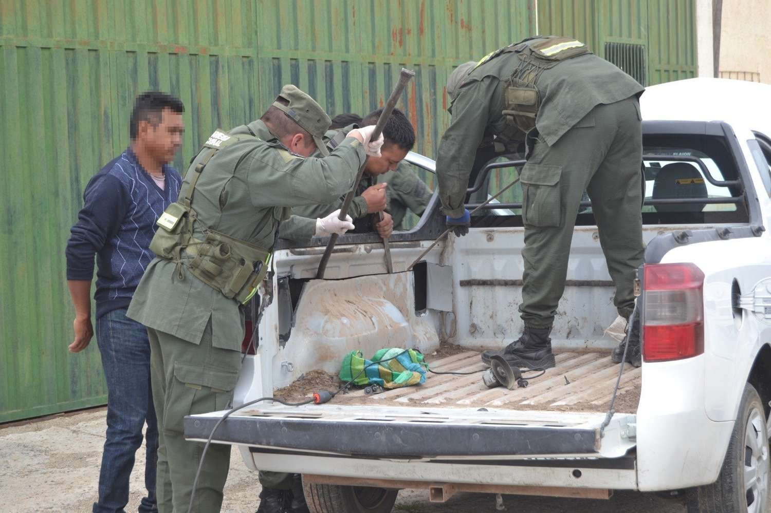 El can "Canela" marcó la presencia de droga y los gendarmes extrajeron 51 kilos de cocaína del doble fondo de una camioneta