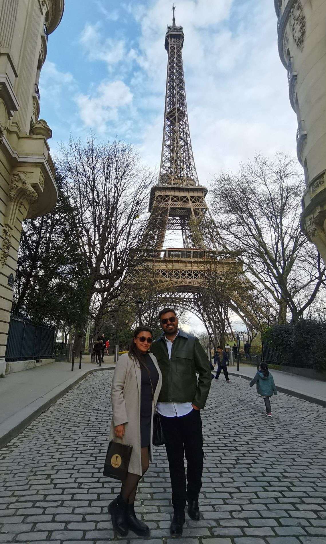 Junto a la Torre de Eiffel-