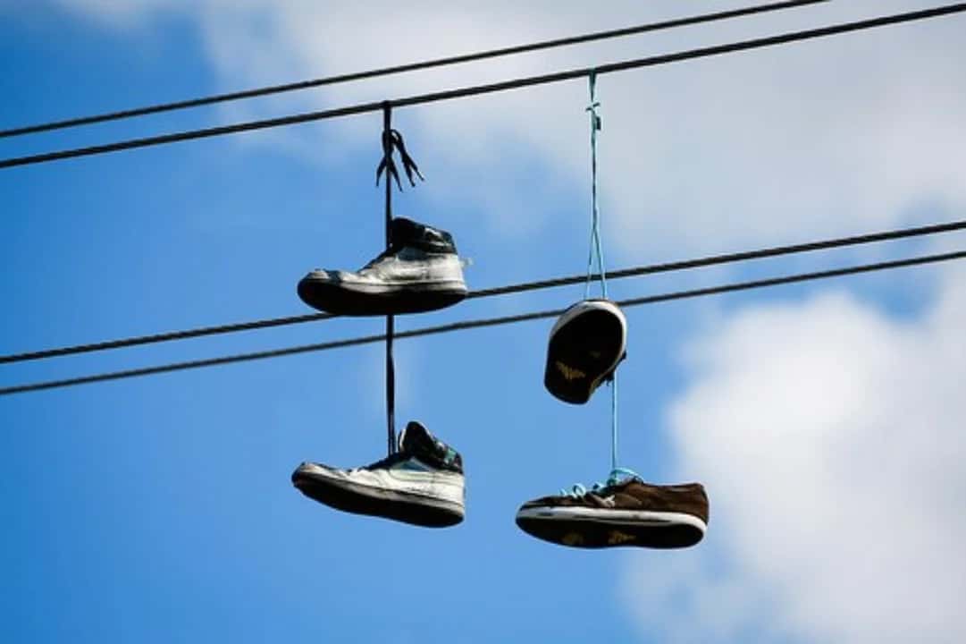 Mitos urbanos: qué significan las zapatillas colgadas de los cables