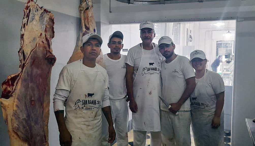 Ernesto Gorosito y Juan Torres, carniceros del comercio  local “Carnes San Ramón”