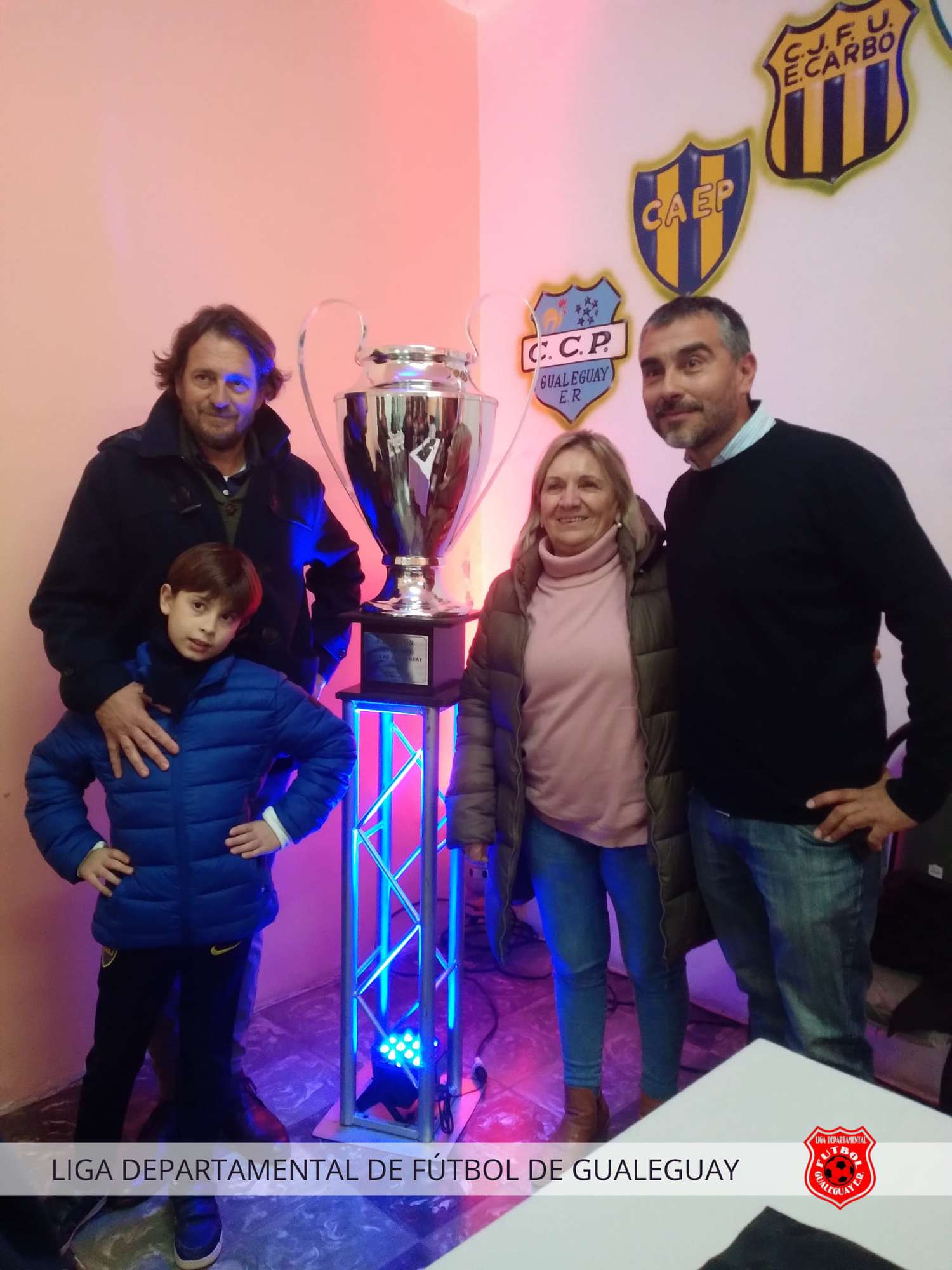 En la gráfica vemos a Agustín Herrero (El Rodeo), la intendenta Dorita Bogdan y el presidente de la Liga Departamental de Fútbol Luis Cogorno en el lanzamiento de la Supercopa.