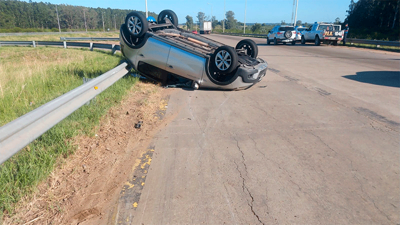 Despistó y terminó volcando en Autovía Artigas