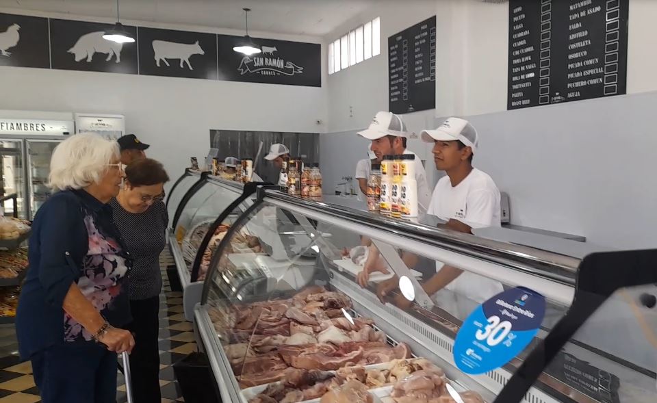 Detrás del mostrador: la historia cotidiana de quienes trabajan con la carne en San Ramón