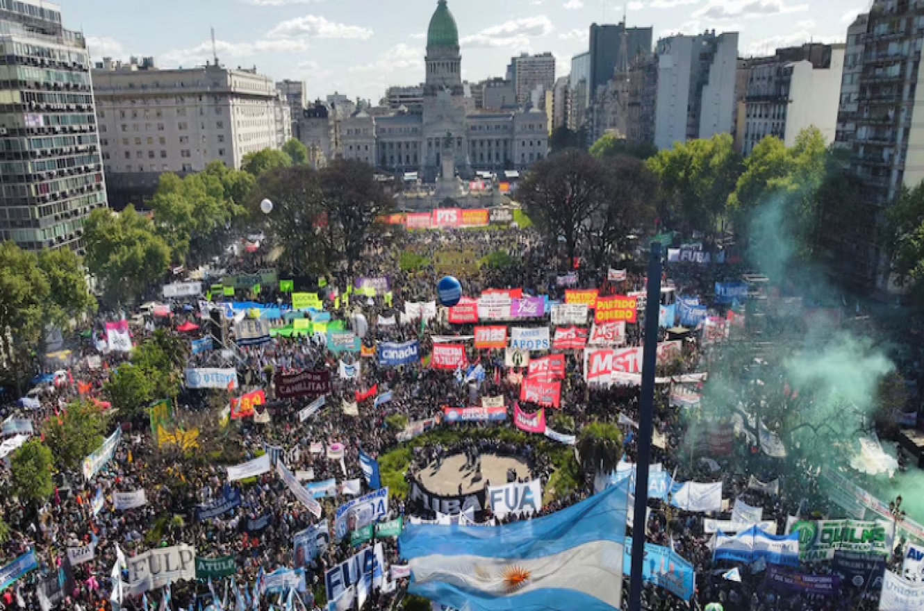 Masiva marcha de estudiantes y docentes reclamaron fondos para las ...
