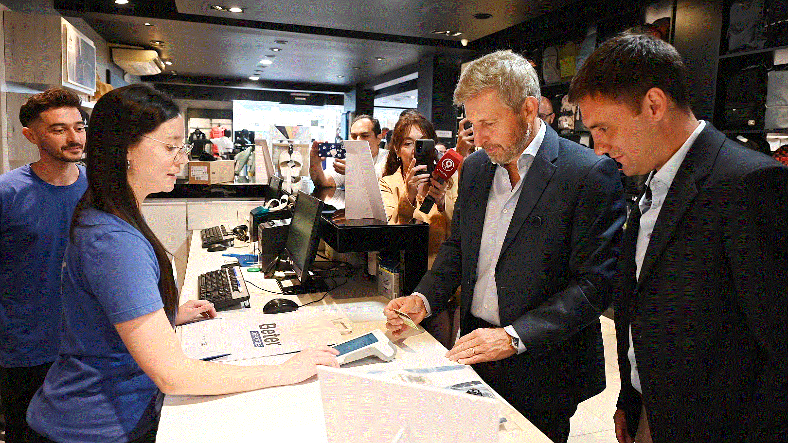 Sidecreer lanzó su nueva tarjeta con un sistema renovado y una red de terminales de pagos y cobros propia