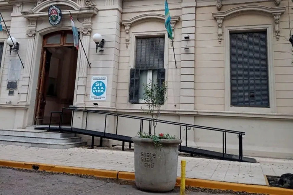 Accidente con arma reglamentaria en la Municipalidad de Gualeguaychú: una policía resultó herida