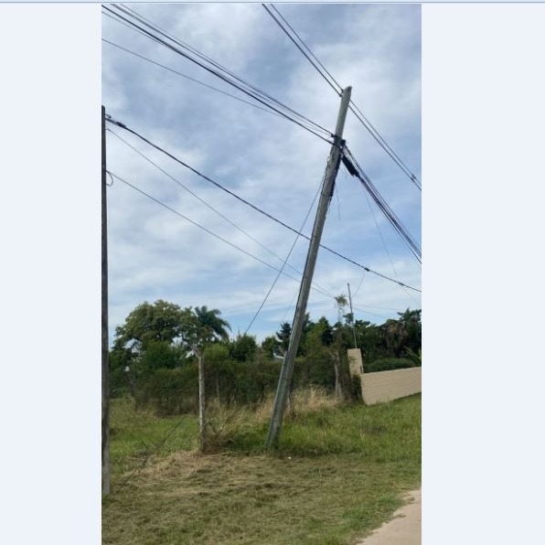 Poste a punto de caer preocupa a vecinos de la Ruta 12, en el acceso a la ciudad