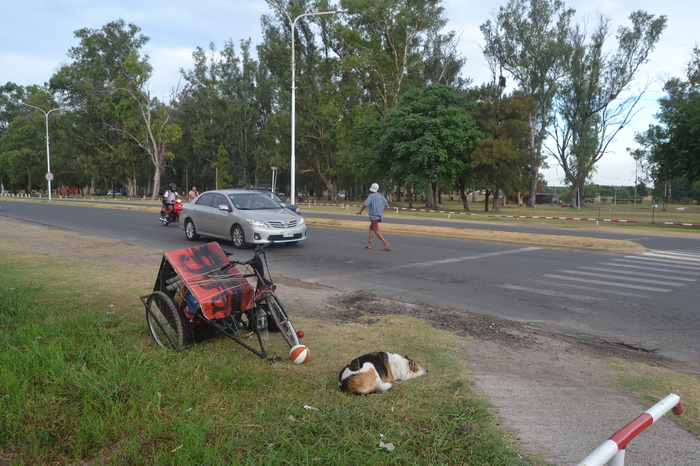 Entre rutas, malabares y lealtad: la vida nómada de Hugo Javier García y su compañera Clementina