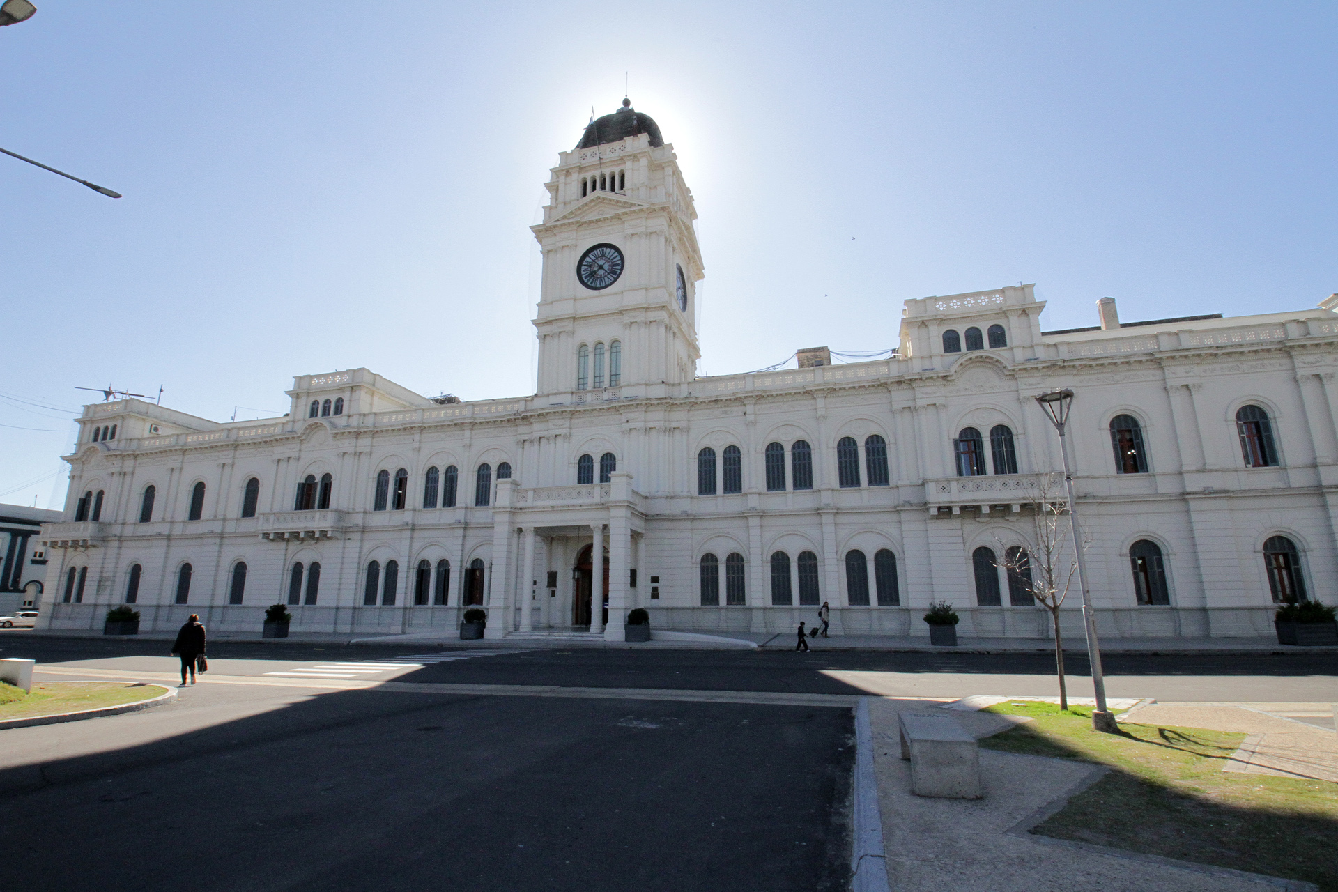 La provincia cerró la paritaria estatal con UPCN y liquidará por decreto el aumento a docentes