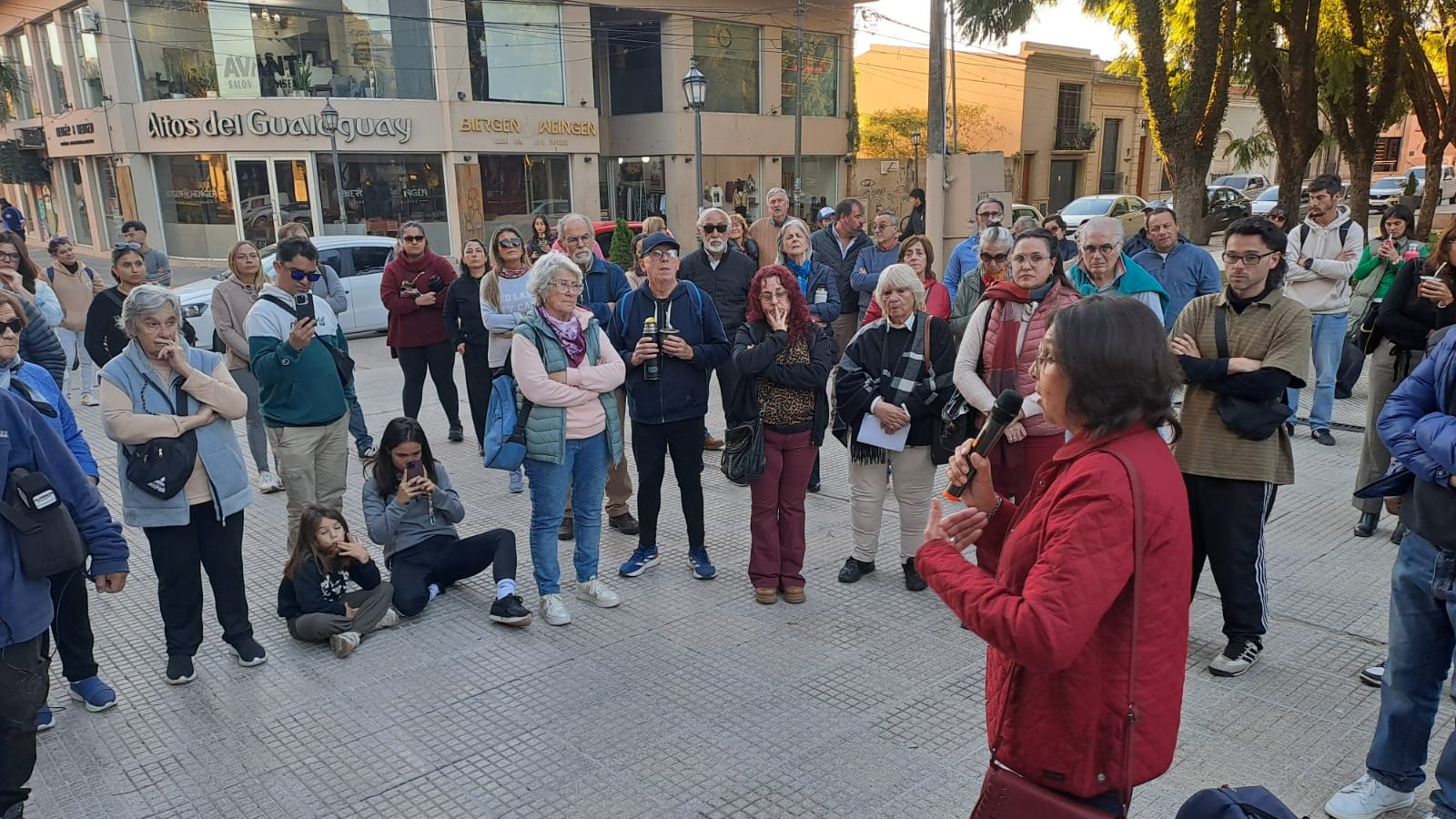 No llegamos ni al 15 de cada mes: fuerte reclamo en Plaza Constitución