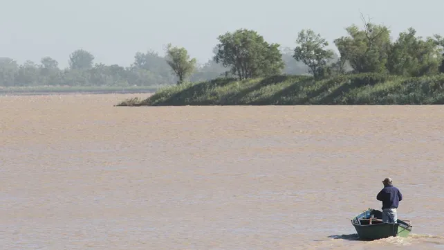 "El hambre no tiene frío": en las costas del Paraná crecen los pescadores que salen al río por necesidad