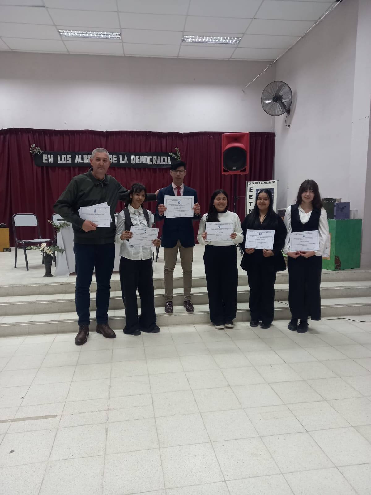 Presentaron el libro En los albores de la democracia en la EET N°2