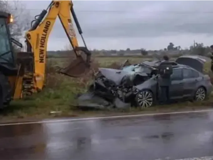 Chocaron contra una retroexcavadora y encontraron casi 200 millones ocultos en el auto