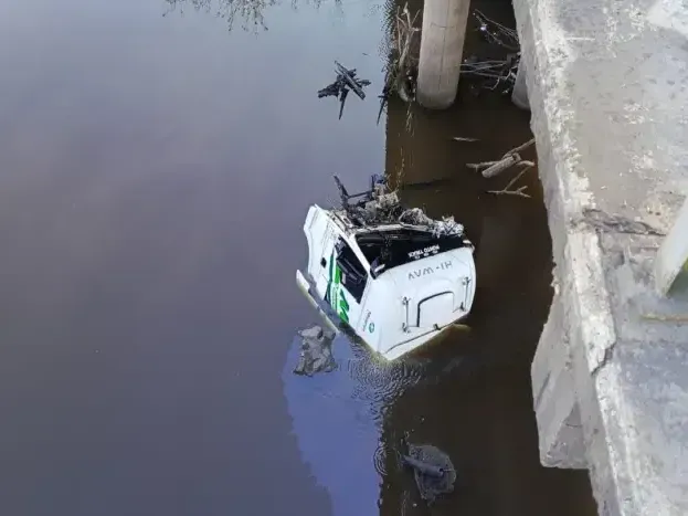 Grave choque en la Ruta 14: una máquina vial cayó hacia la costa del río Gualeguaychú tras ser impactada por un camión