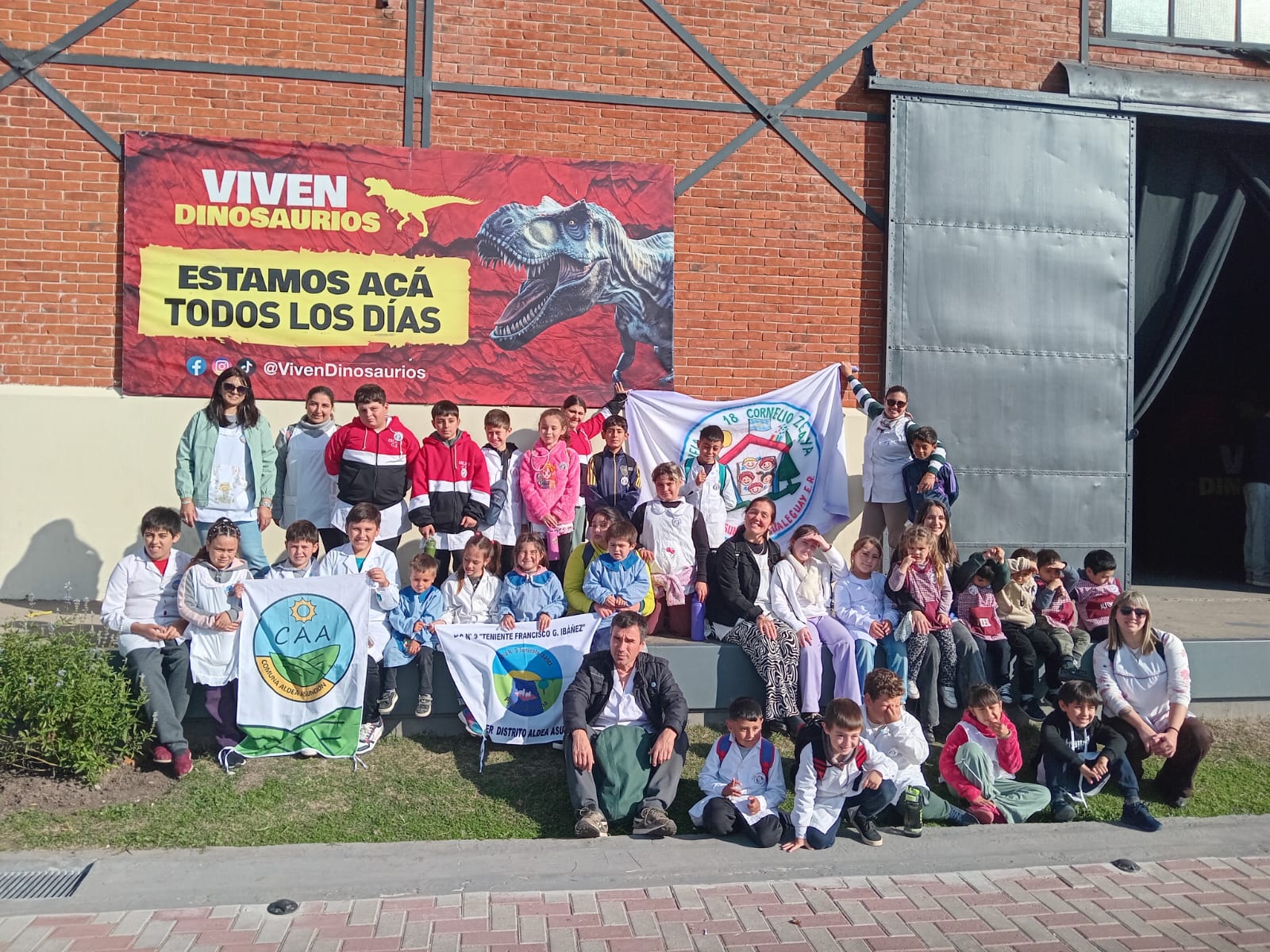 La Comuna de Aldea Asunción llevó a los alumnos de primaria a conocer Viven Dinosaurios