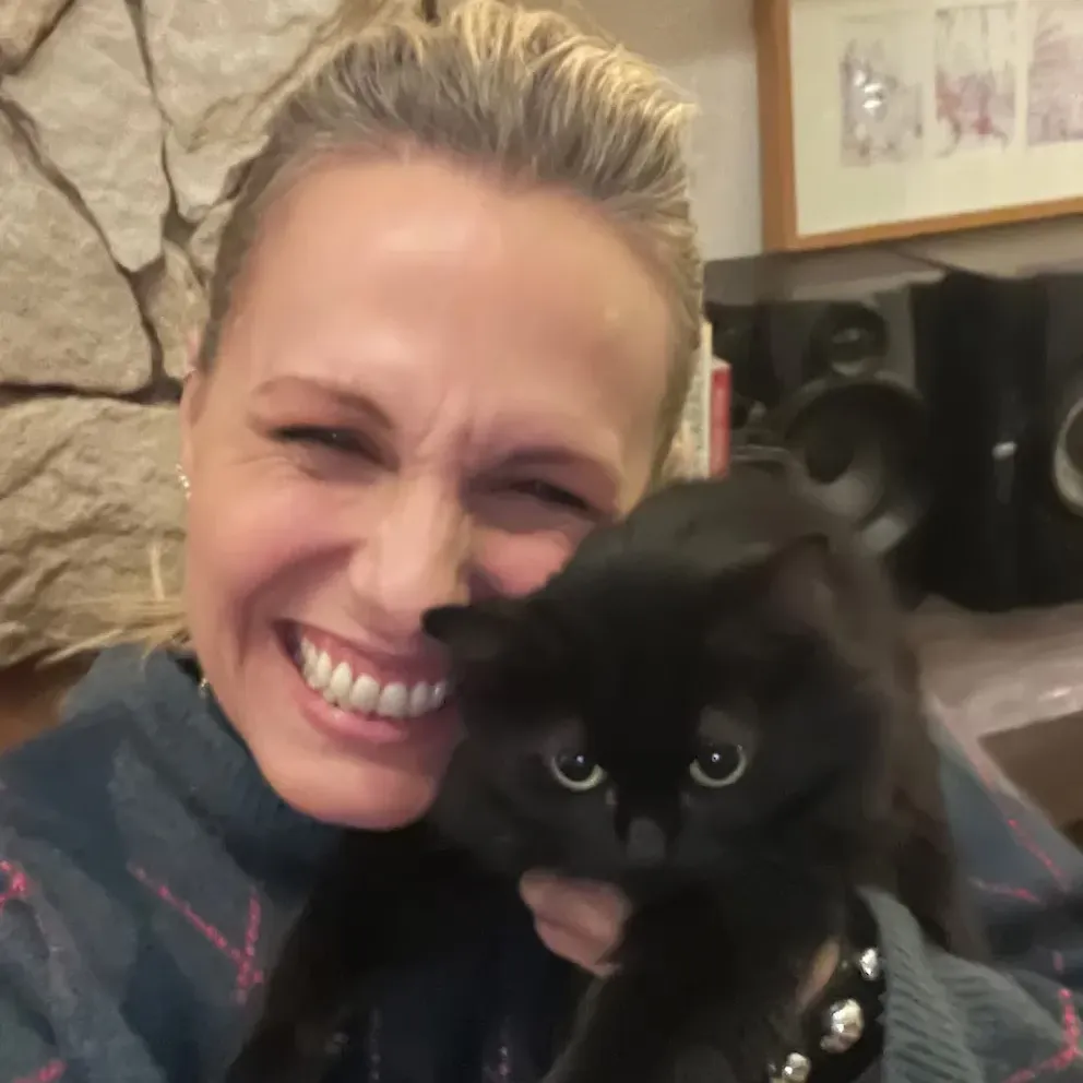 Denise Dumas recuperó a su gata en una alcantarilla tras 10 días de búsqueda: el abrazo que cerró la angustia