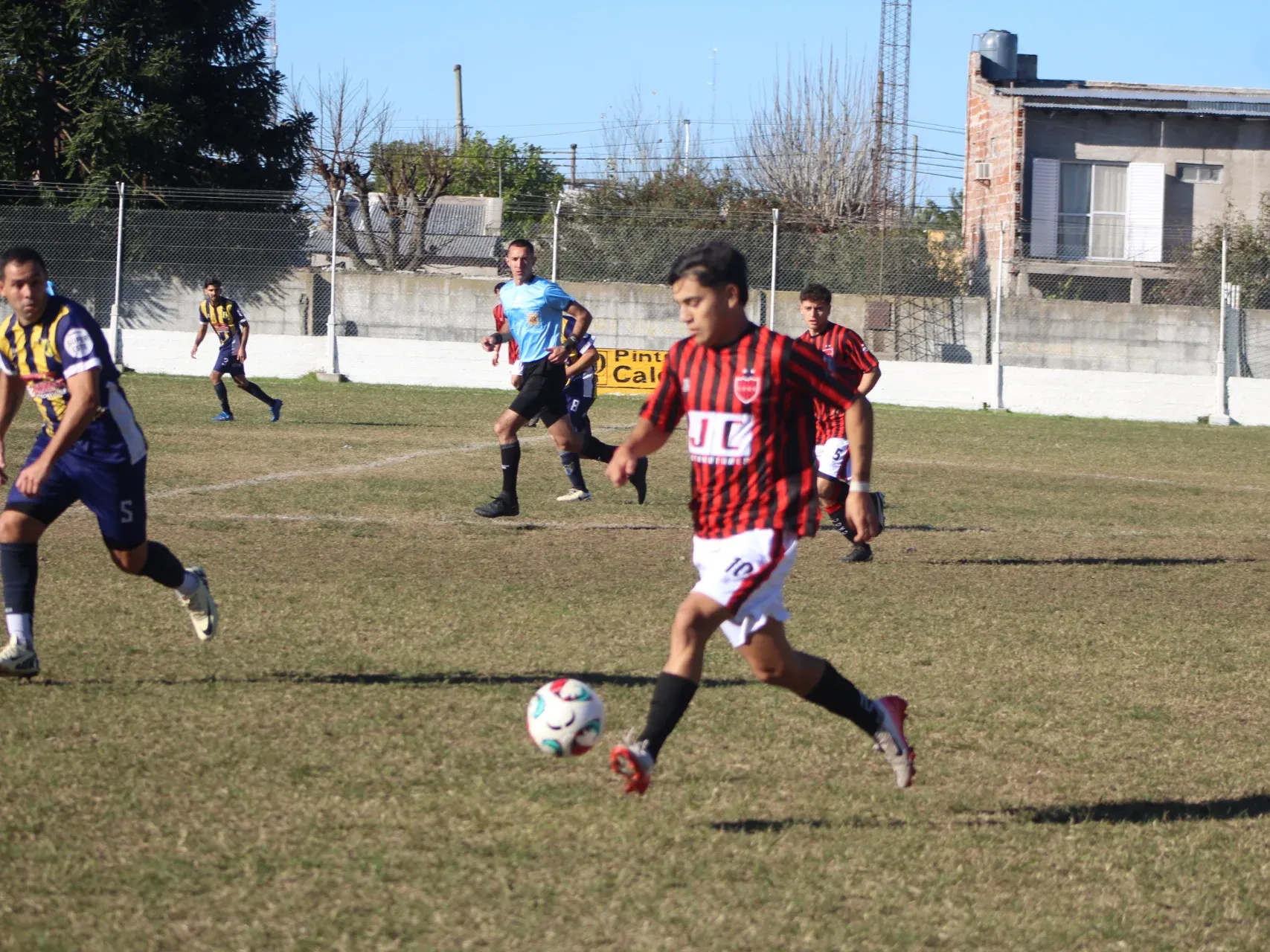 Central golpeó antes del descanso y se quedó con tres puntos muy valiosos