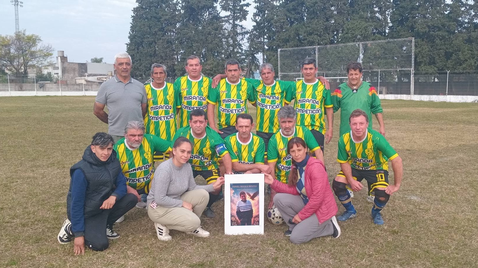 Veteranos: emotivo homenaje a Daniel Águila Benítez en una jornada cargada de fútbol y recuerdos