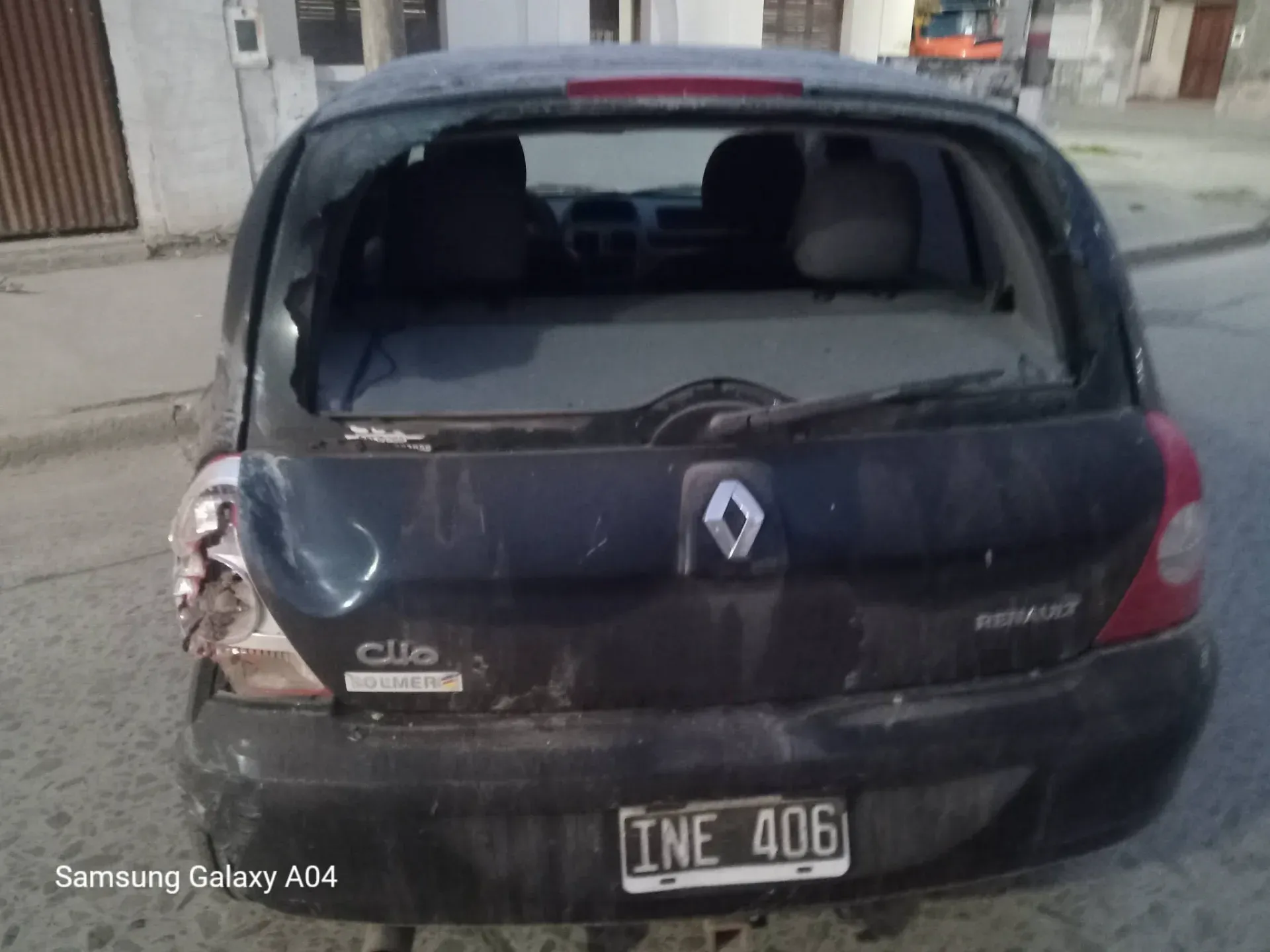 Bronca e impotencia: chocaron su auto estacionado y escaparon sin detenerse