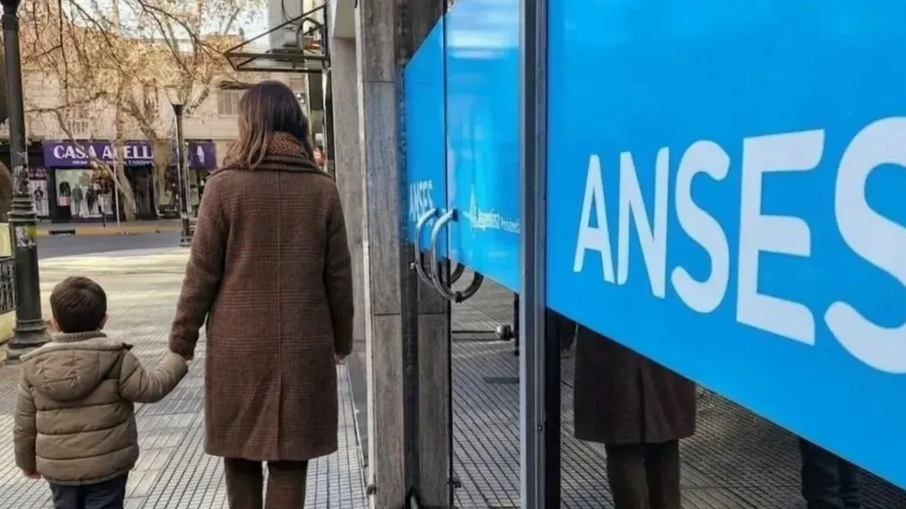 AUH: cuáles son los motivos por los que ANSES suspende el pago en julio