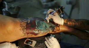 Los riesgos ocultos de los tatuajes