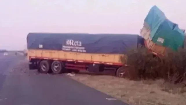 Dos camiones chocaron de frente en la Ruta 6 a la altura de Maciá