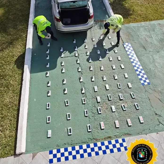 Descubrieron 70 celulares ocultos en un doble fondo del tablero en un control vial de Paso Cerrito